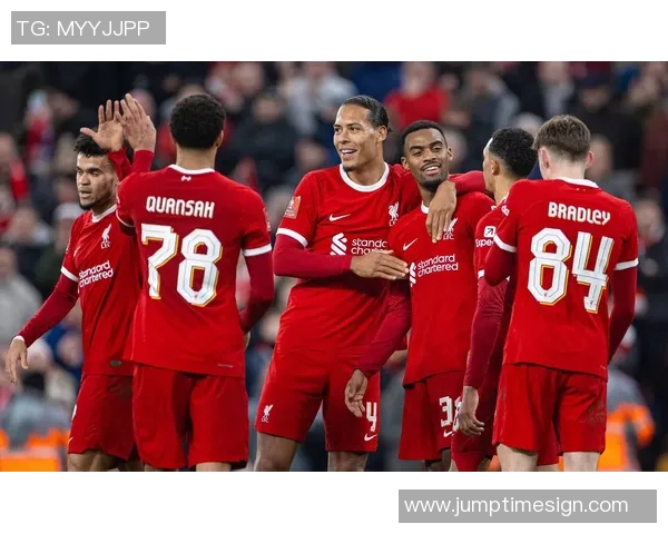 利物浦与诺维奇激情对决海报展现足球魅力与团队精神